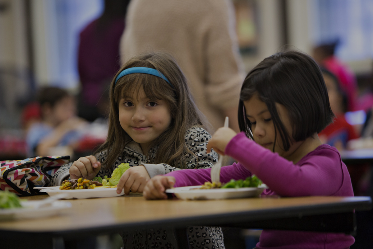 children eating in lunchroom