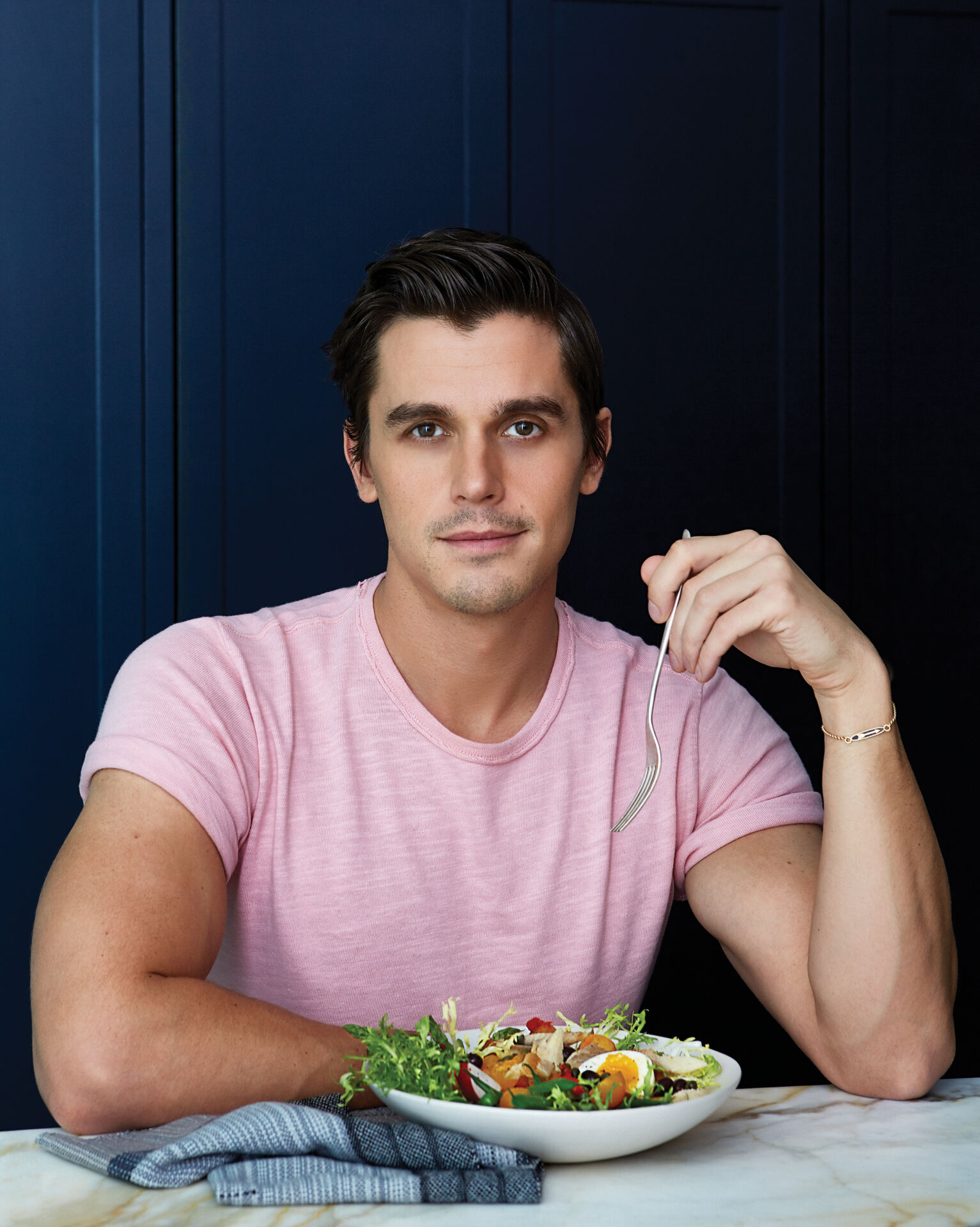 Headshot of Antoni Porowski, Queer Eye star and host of the 2024 Feed Your Mind Gala.